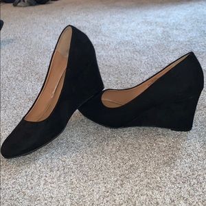 Black velvet wedge heels 🖤